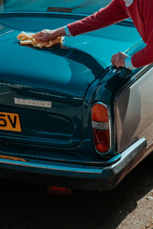 Rydd opp i utstyr til bilen som vaskemidler, olje, vindusspylerveske ol.